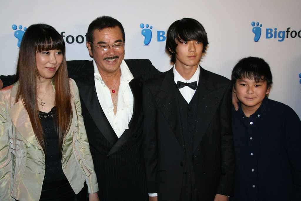 Sinichi-Chiba-with-his-children